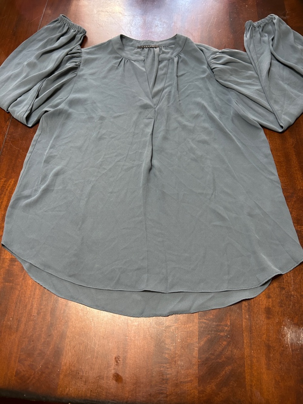 T Tahari Women’s Long Sleeve Split Neck Blouse Medium EUC Slate Blue